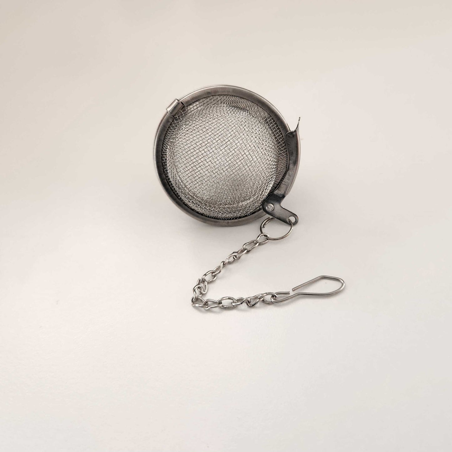 Monimo stainless steel tea infuser – reusable loose leaf tea strainer for sustainable brewing.